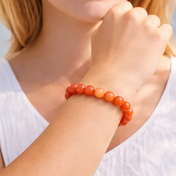 Bracelet en Aventurine Orange véritable porté au poignet par un mannequin, style bohème chic