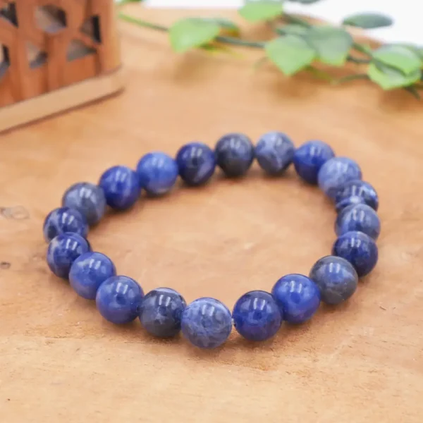 Bracelet en Sodalite naturelle de qualité supérieure, perles bleu azur veinées de blanc montées sur fil élastique multibrin haute résistance.