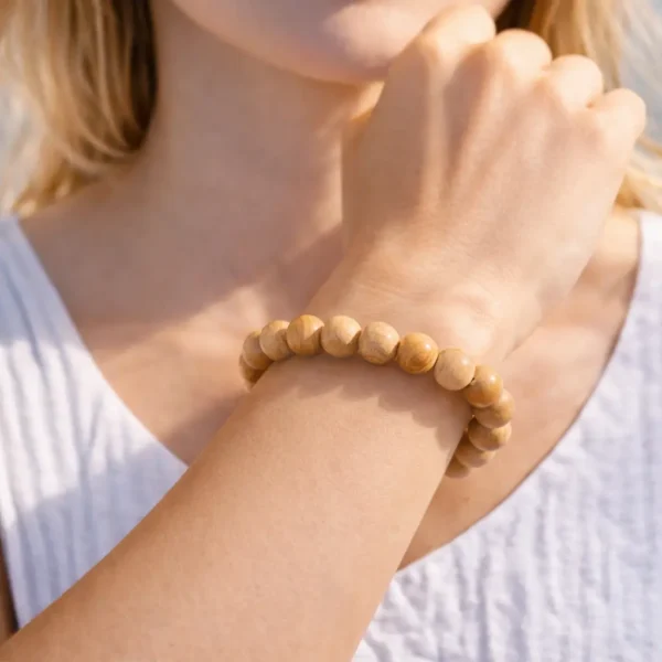 Bracelet en jaspe bois naturel fait main sur fil élastique porté au poignet