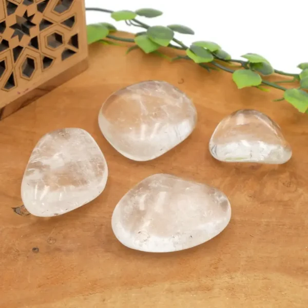 Pierre roulée cristal de roche naturel transparent polie utilisée en lithothérapie pour la clarté mentale et l'harmonisation énergétique