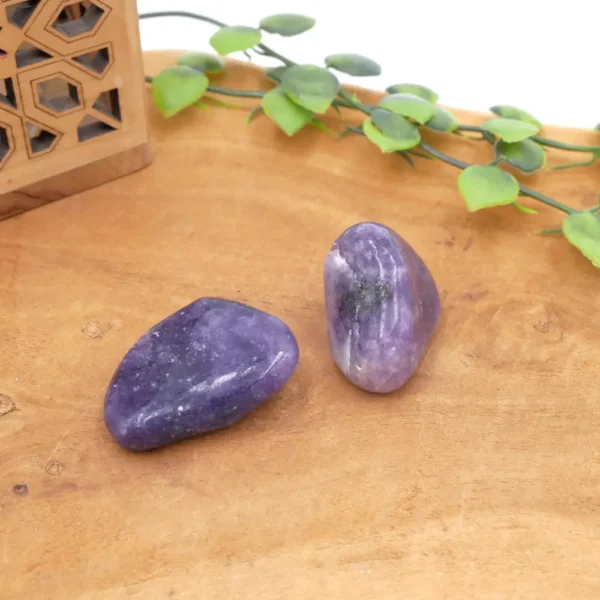 Pierre roulée lépidolite naturelle violette polie utilisée en lithothérapie pour l'apaisement et la gestion du stress
