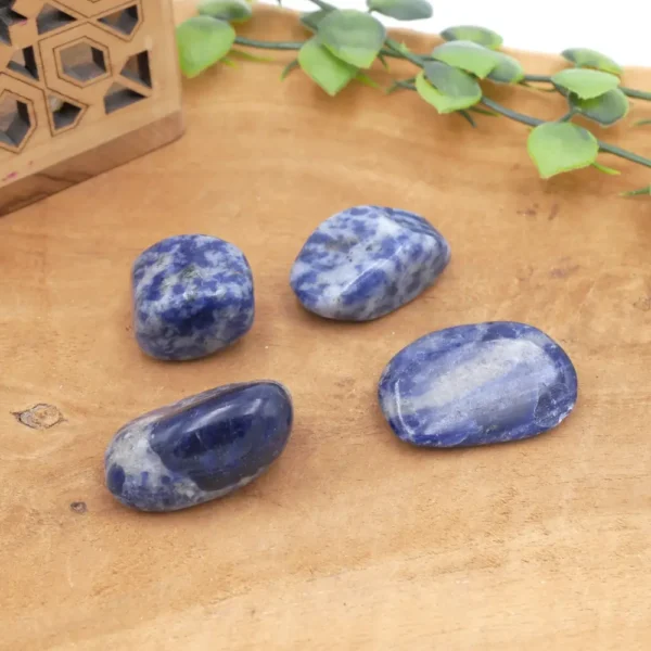 Pierre roulée sodalite naturelle bleue et blanche utilisée en lithothérapie pour la communication, la logique et l'apaisement mental