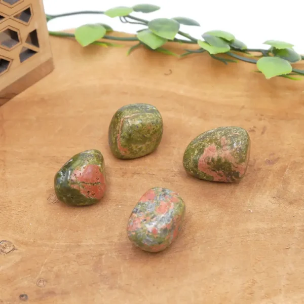 Pierre roulée unakite naturelle verte et rose polie utilisée en lithothérapie pour l'équilibre émotionnel et le recentrage