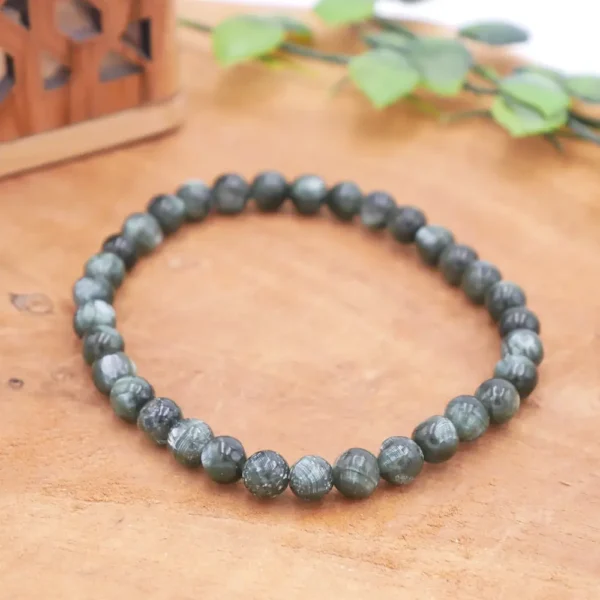Bracelet en Séraphinite naturelle (Clinochlore), perles vert forêt profond avec inclusions fibreuses d'argent chatoyant, montage artisanal résistant.