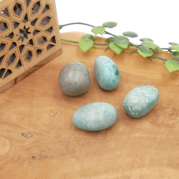 Pierre roulée chrysocolle naturelle aux nuances bleues et vertes utilisée en lithothérapie pour la communication, l'apaisement et l'équilibre émotionnel