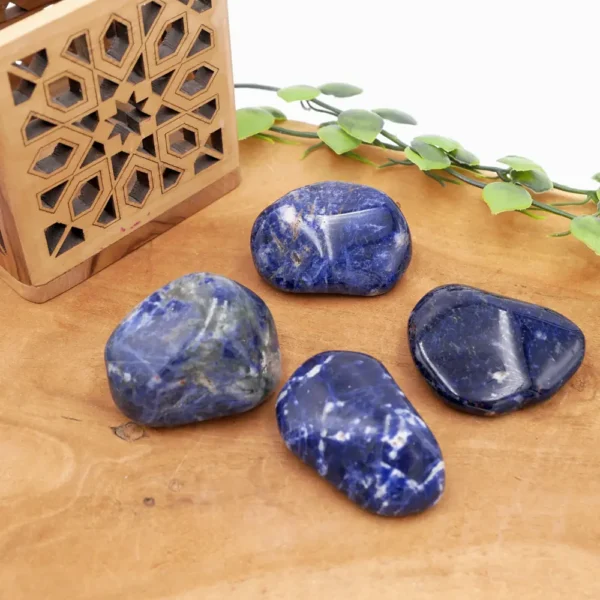 Pierre roulée sodalite naturelle bleue et blanche utilisée en lithothérapie pour la communication, la logique et l'apaisement mental