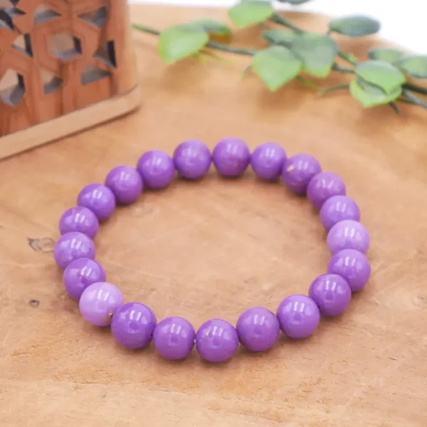 Bracelet en Phosphosidérite naturelle, perles mates aux nuances de violet lavande et lilas avec de légères veines jaunes, montage artisanal résistant.