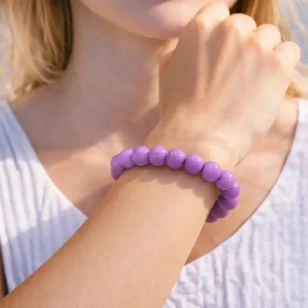Bracelet en pierre naturelle phosphosidérite violette porté au poignet par un mannequin