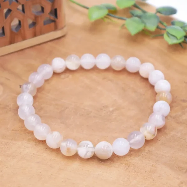 Bracelet en Agate Fleur de Cerisier naturelle, perles translucides aux inclusions rosées et blanches montées sur fil résistant.