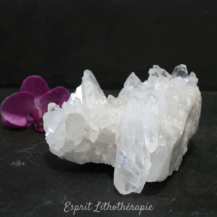 Amas cristallin cristal de roche brute propriétés en lithothérapie