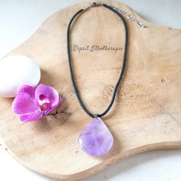Pendentif en pierre naturelle d’améthyste violette, monté sur cordon.