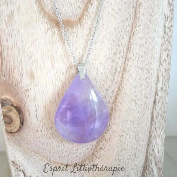 Pendentif en pierre naturelle d’améthyste violette, monté sur cordon.