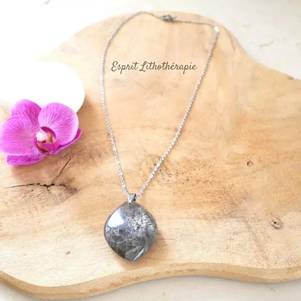 Pendentif en pierre naturelle de lune, délicat et lumineux, monté sur cordon.