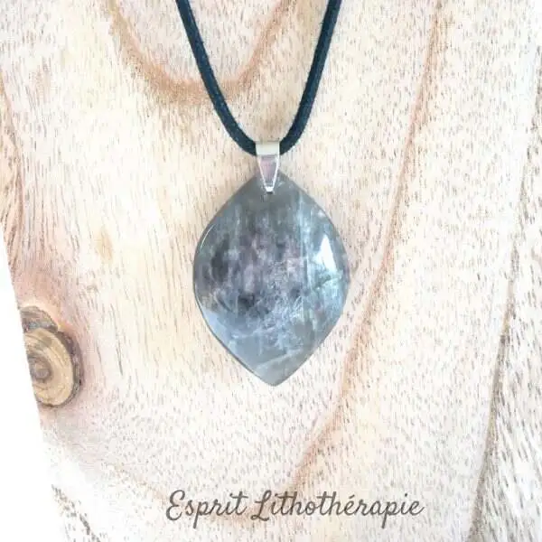 Pendentif en pierre naturelle de lune, délicat et lumineux, monté sur cordon.