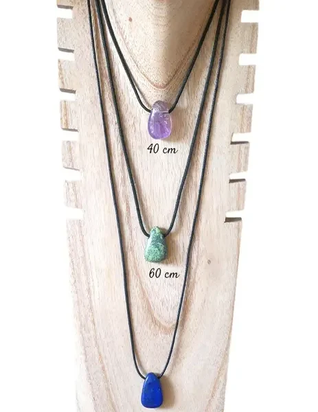 Pendentif en pierre naturelle avec cordon ajustable au choix : 40, 60 ou 80 cm.