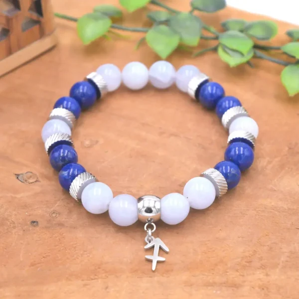 Bracelet Sagittaire en pierres naturelles avec Lapis Lazuli d’Afghanistan et Calcédoine bleue, montage élastique multibrin, accessoires en acier inoxydable, bijou astrologique fait main.