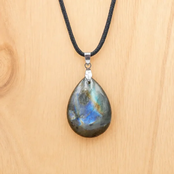 Pendentif en labradorite naturelle de qualité AAA montée sur coton cordon ciré, ou chaine acier inoxydable, taille au choix. Bélière acier inoxydable.