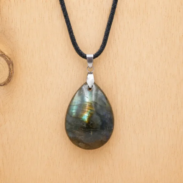 Pendentif en labradorite naturelle de qualité Extra montée sur coton cordon ciré, ou chaine acier inoxydable, taille au choix. Bélière acier inoxydable.