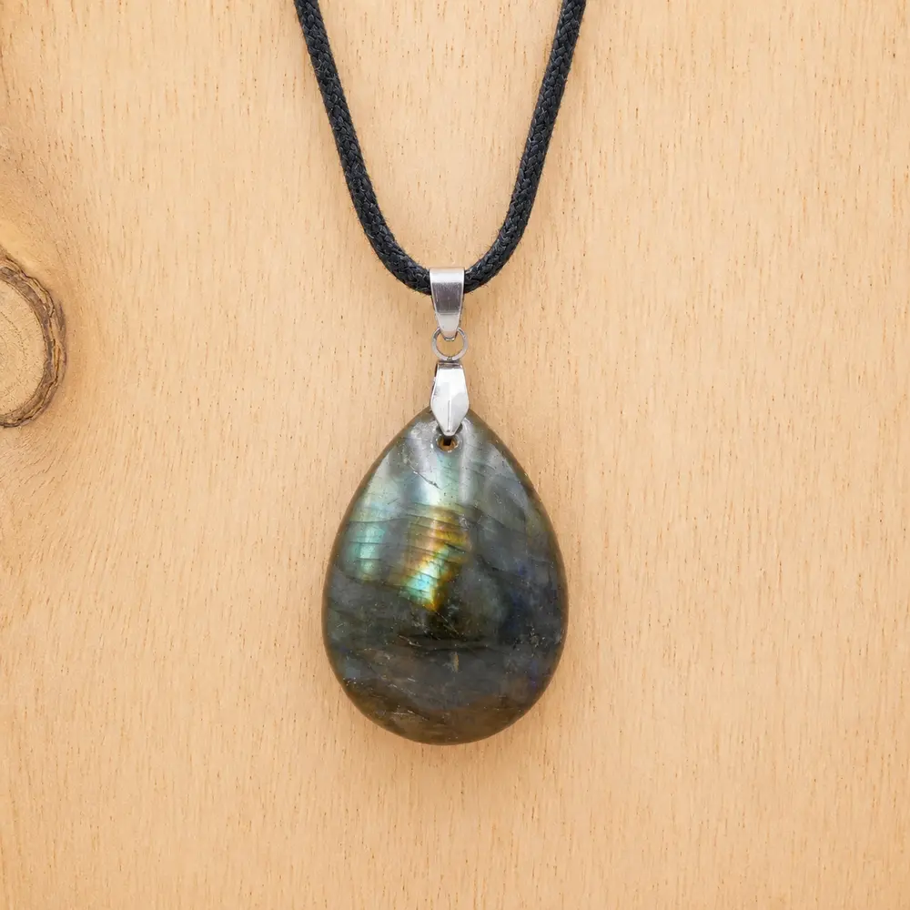 Pendentif en labradorite naturelle de qualité Extra montée sur coton cordon ciré, ou chaine acier inoxydable, taille au choix. Bélière acier inoxydable.