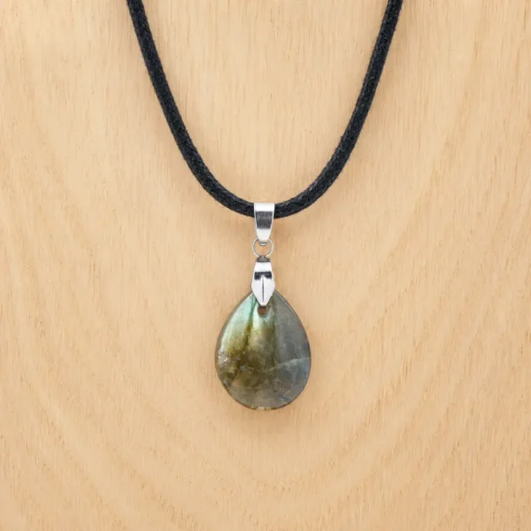 Pendentif en labradorite naturelle de qualité montée sur coton cordon ciré, ou chaine acier inoxydable, taille au choix. Bélière acier inoxydable