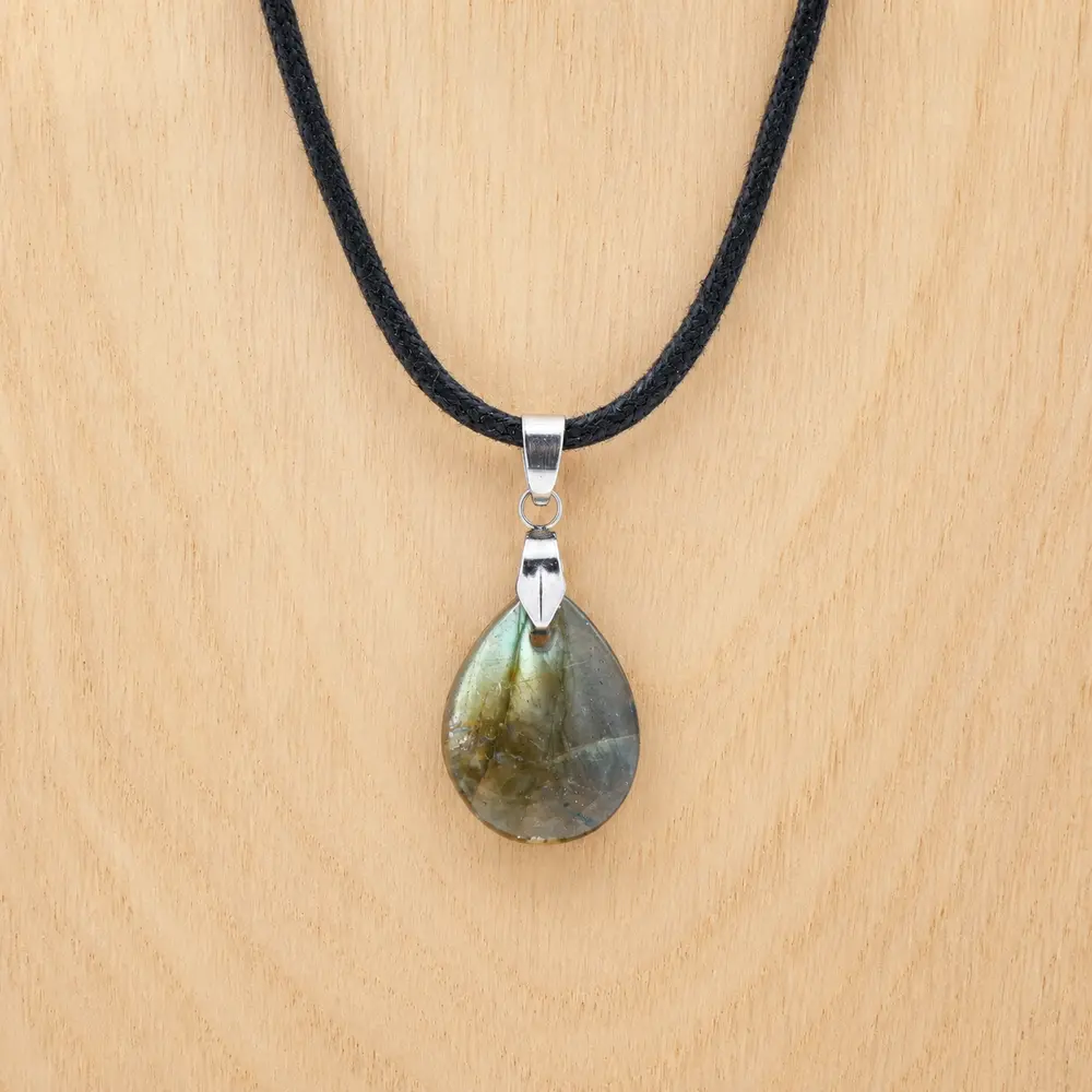 Pendentif en labradorite naturelle de qualité montée sur coton cordon ciré, ou chaine acier inoxydable, taille au choix. Bélière acier inoxydable