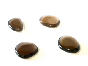 Galet en quartz fumé naturel – Pierre d'ancrage et de protection pour l'équilibre énergétique des chakras.