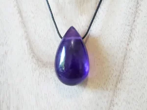 Pendentif en améthyste naturelle poli en forme de goutte – bijou lithothérapie