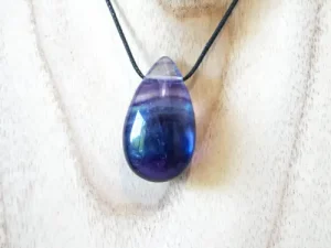 Pendentif en fluorite multicolore naturelle en forme de goutte – pierre polie pour lithothérapie