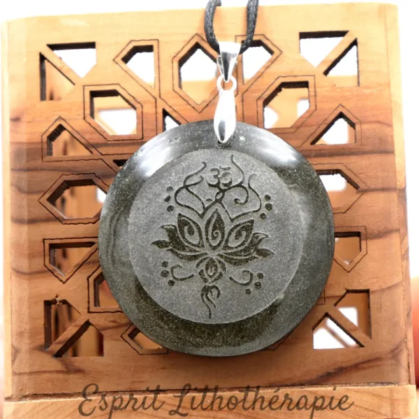 Pendentif en obsidienne naturelle dorée gravée fleur de lotus