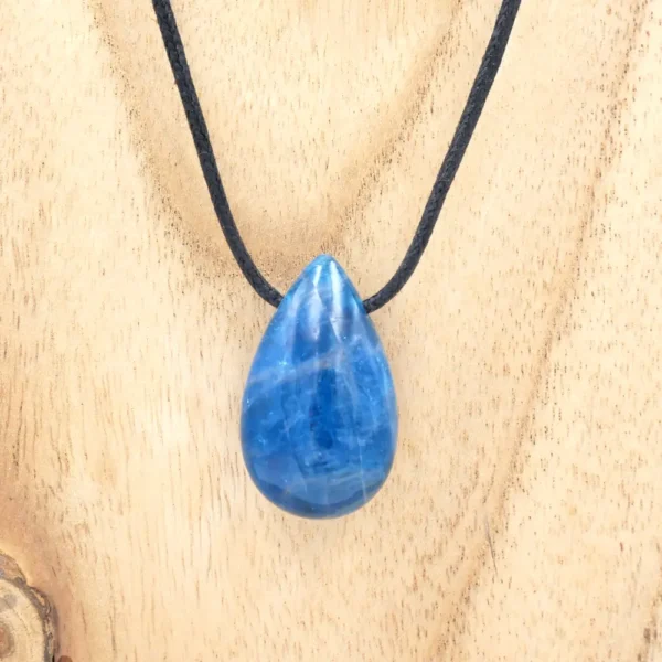 Pendentif goutte en pierre d'apatite bleue polie sur cordon coton noir