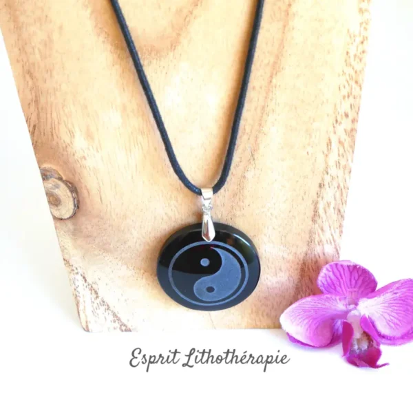 Pendentif en obsidienne naturelle gravé Yin Yang avec cordon réglable au choix