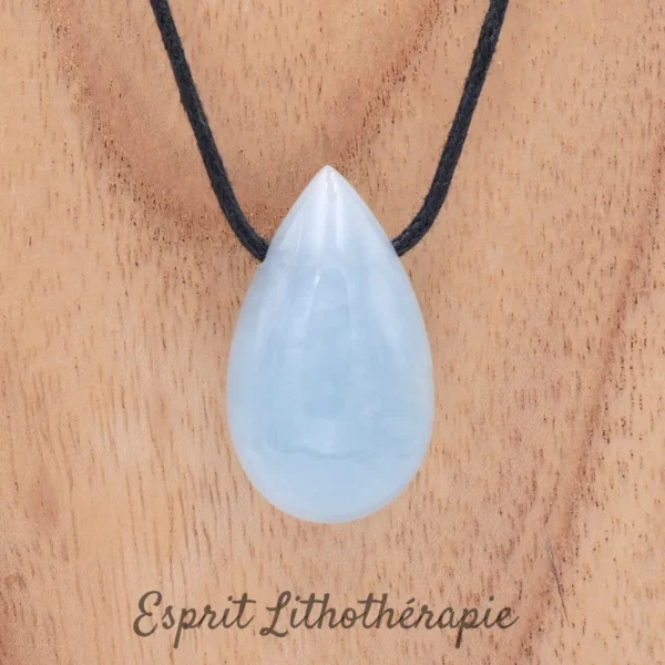 Pendentif en aigue-marine pierre naturelle de qualité, vertus apaisantes et protectrices, livré avec cordon ou chaîne au choix