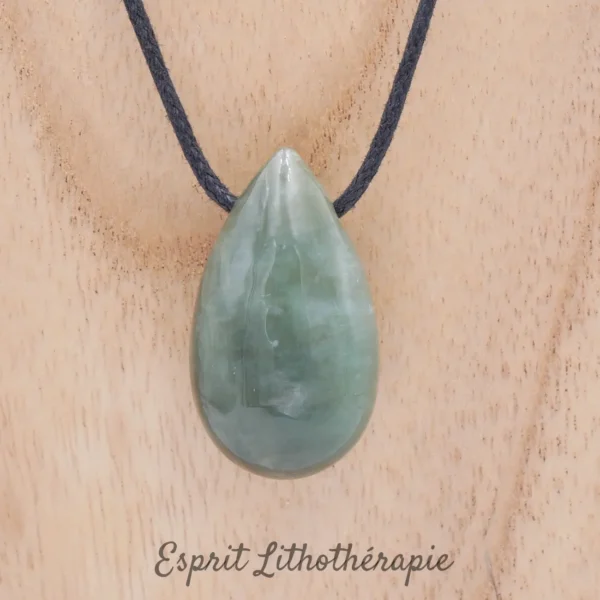 Pendentif en jade néphrite pierre naturelle de qualité, apaisante et protectrice, livré avec cordon ou chaîne au choix