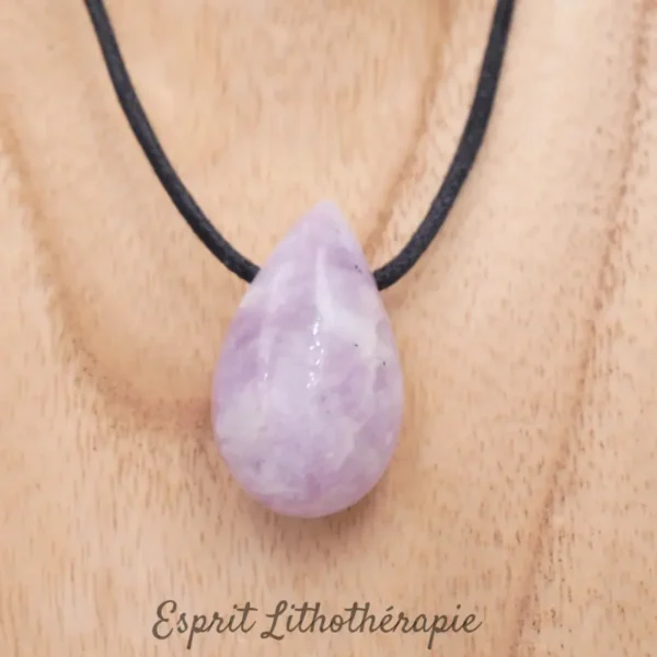 Pendentif en lépidolite pierre naturelle de qualité, apaisante et protectrice, livré avec cordon ou chaîne au choix