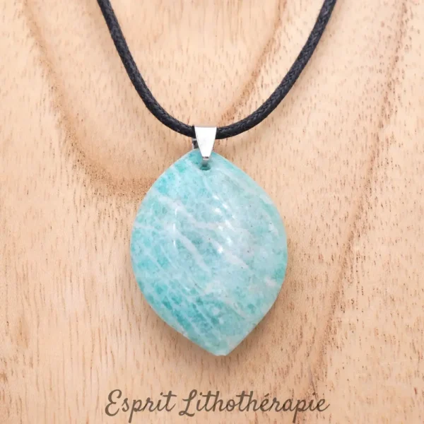 Pendentif en amazonite de qualité excellente AA, pierre naturelle montée sur cordon coton ciré ou chaine acier inoxydable. Taille chaine ou cordon au choix.