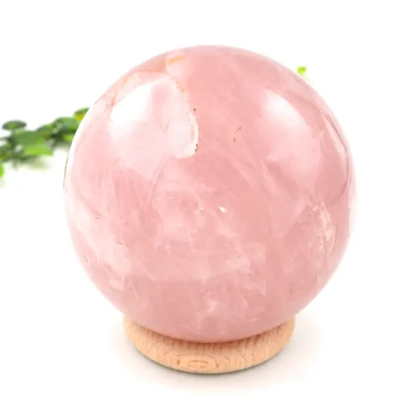 Sphère en quartz rose de Madagascar qualité A vue sous un autre angle