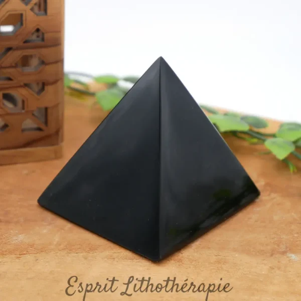 Pyramide en obsidienne noire du Mexique