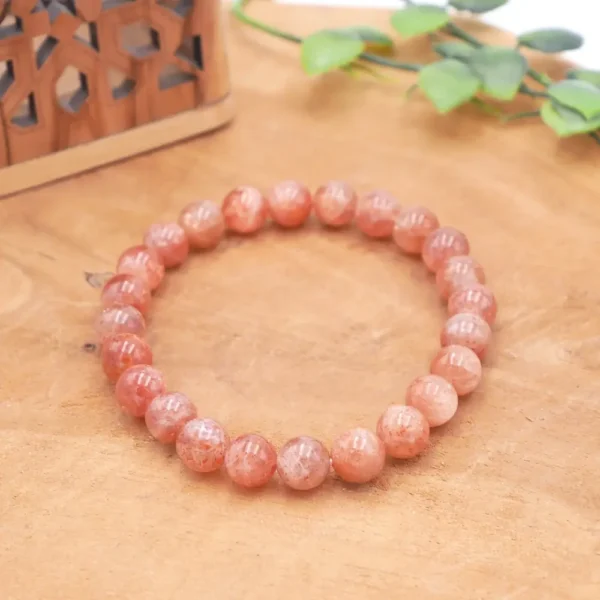 Bracelet Pierre de Soleil naturelle sur fil élastique multibrin, souple et résistant.