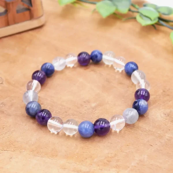 Bracelet en pierre naturelle de qualité Améthyste, Cristal de roche, Fluorite, Sodalite, monté sur élastique multibrin.
