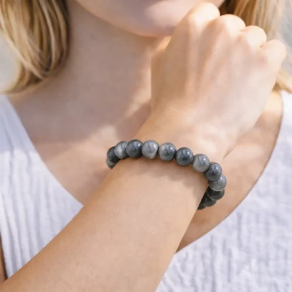 Bracelet en obsidienne argentée naturelle sur fil élastique porté au poignet