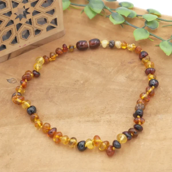 Photo d'un collier ambre pour bébé avec fermoir sécurisé norme CE