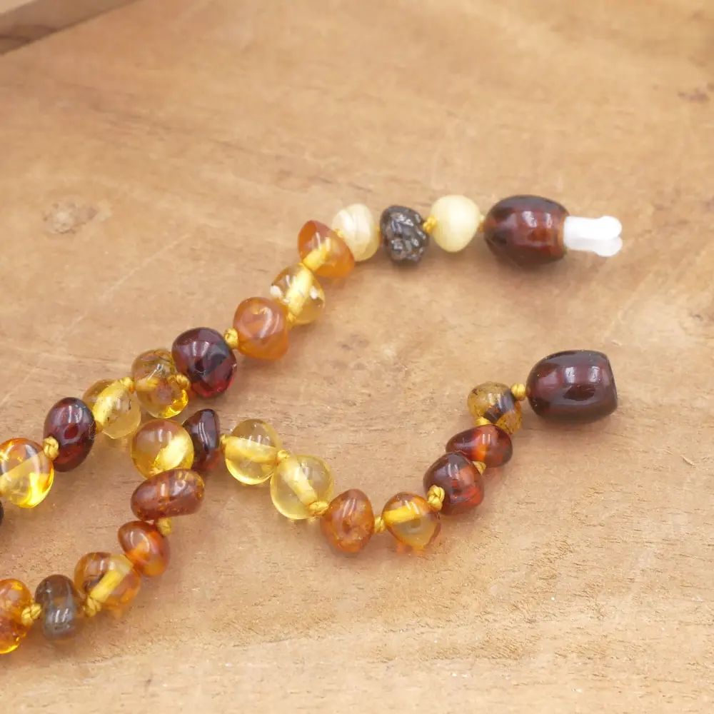 Gros plan sur fermoir sécurisé collier ambre bébé norme CE