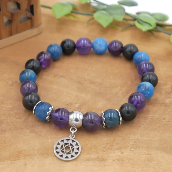 Bracelet pierres naturelles en Améthyste, Apatite, Shungite, montées sur fil élastique souple et résistant.