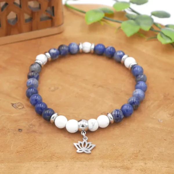 Bracelet en perles de Sodalite bleue, Howlite blanche et breloque en acier inoxydable.