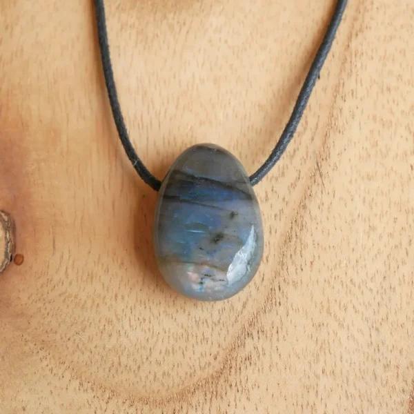Pendentif en labradorite naturelle polie aux reflets bleus irisés, monté sur un cordon en coton ciré avec accessoires en acier inoxydable, taille au choix.