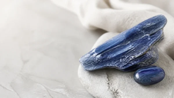 Cyanite bleue : caractéristiques, entretien et usages traditionnels