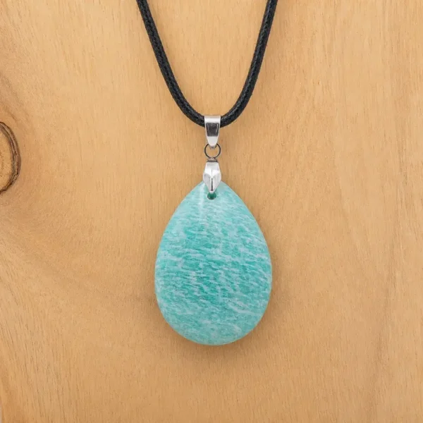 Pendentif en amazonite naturelle de qualité extra montée sur coton cordon ciré, ou chaine acier inoxydable, taille au choix. Bélière acier inoxydable.