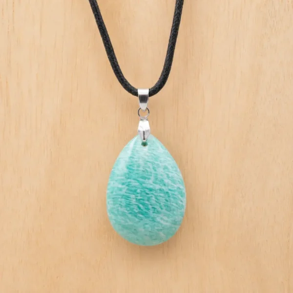 Pendentif en amazonite naturelle de qualité AAA montée sur coton cordon ciré, ou chaine acier inoxydable, taille au choix. Bélière acier inoxydable.