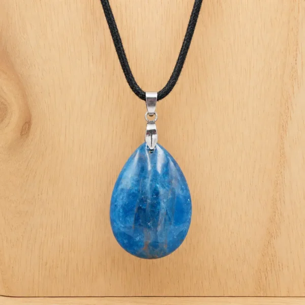Pendentif en apatite bleue naturelle de qualité montée sur coton cordon ciré, ou chaine acier inoxydable, taille au choix. Bélière acier inoxydable.