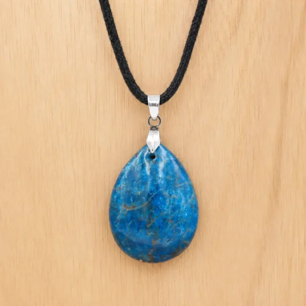 Pendentif en apatite bleue naturelle de qualité montée sur coton cordon ciré, ou chaine acier inoxydable, taille au choix. Bélière acier inoxydable.